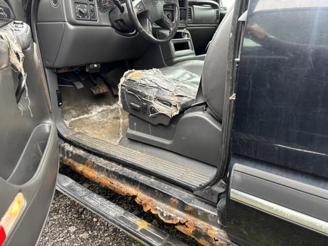 Image of Chevrolet 2500HD equipment image 2