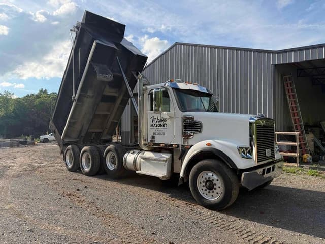 Image of Freightliner 122SD equipment image 2
