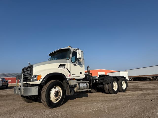 Image of Mack CV713 equipment image 2