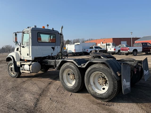 Image of Mack CV713 equipment image 4