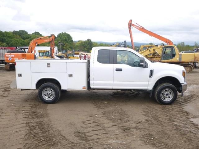 Image of Ford F-350 equipment image 2