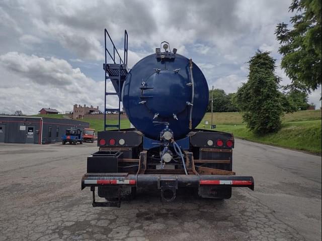 Image of Freightliner 122SD equipment image 3