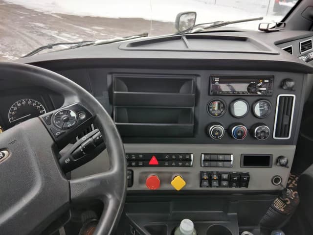 Image of Freightliner Cascadia equipment image 2