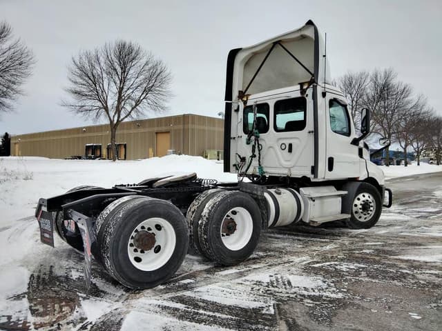 Image of Freightliner Cascadia equipment image 1