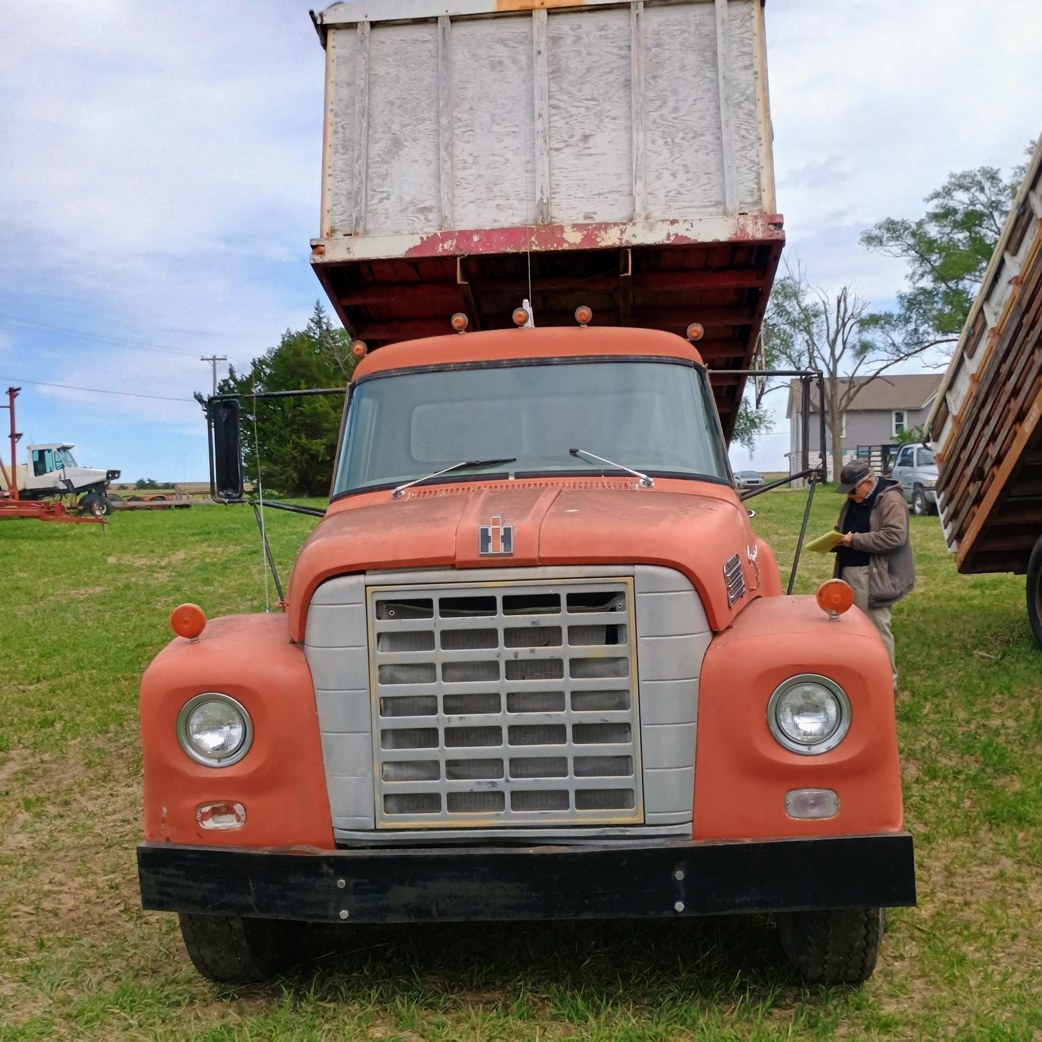 1900 International Loadstar Equipment Image0