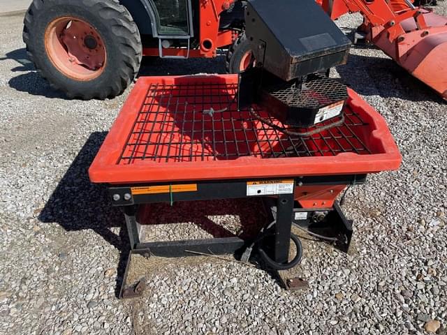 Image of Kubota V5005 equipment image 4