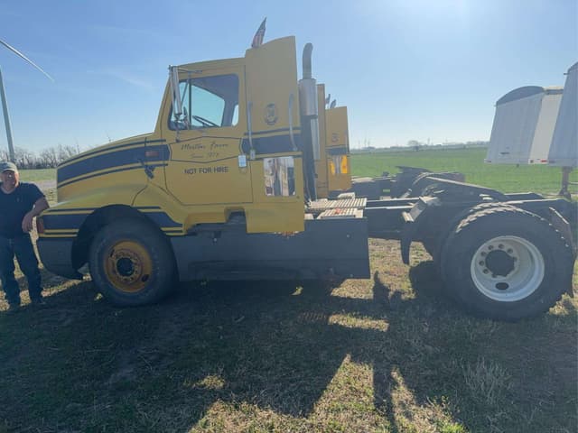 Image of International 8200 equipment image 3