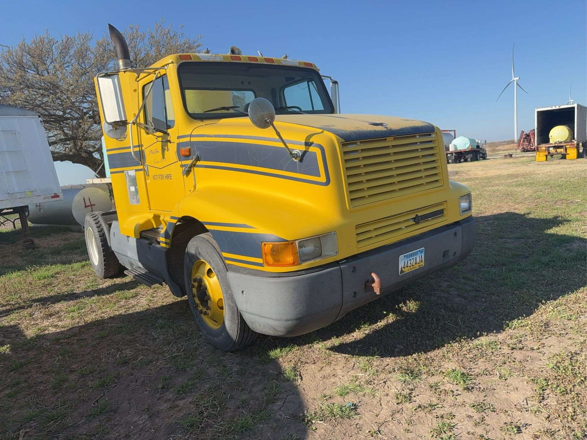 1995 International 8200 Equipment Image0