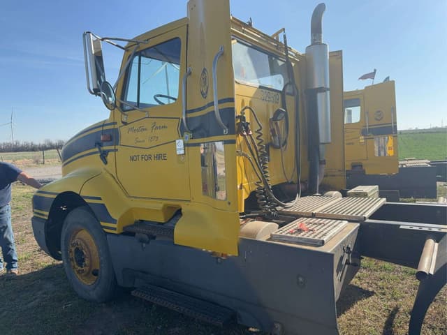 Image of International 8200 equipment image 4