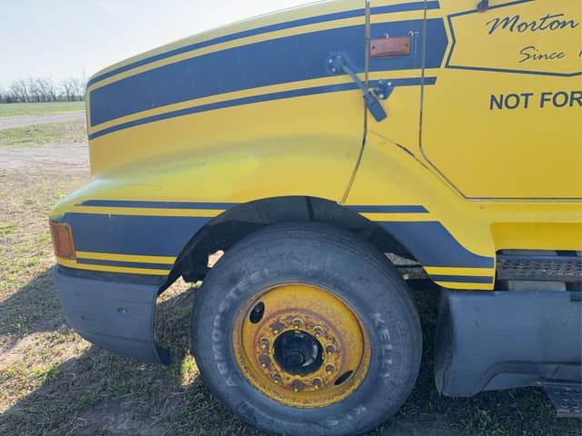 Image of International 8200 equipment image 1