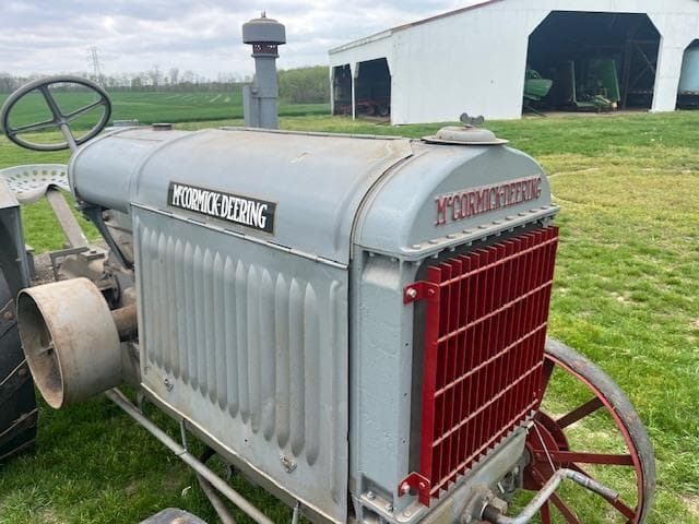 Image of International Harvester 10-20 equipment image 4