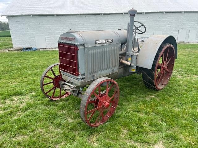 Image of International Harvester 10-20 equipment image 2