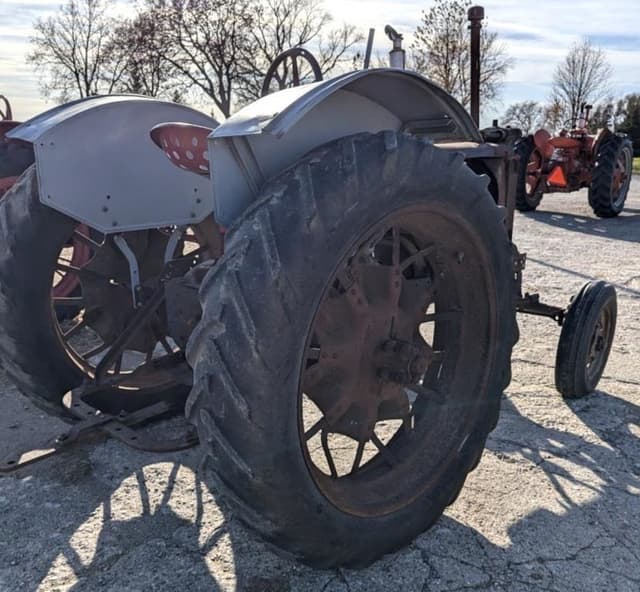Image of Farmall F-12 equipment image 4