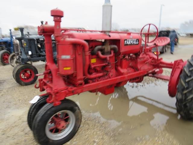 Image of Farmall F-30 equipment image 2