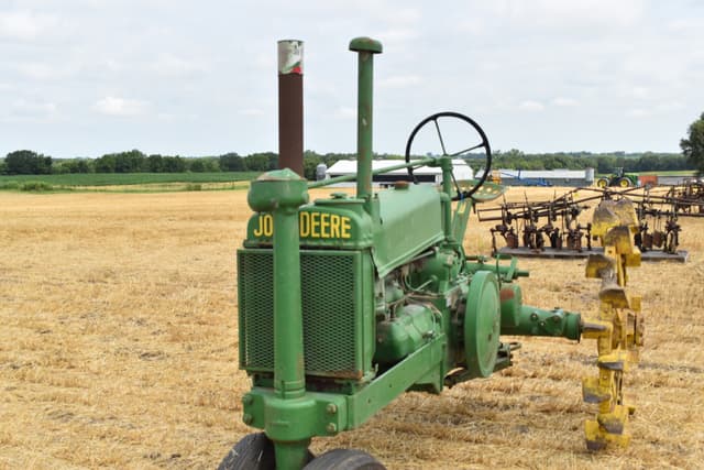 Image of John Deere A equipment image 4