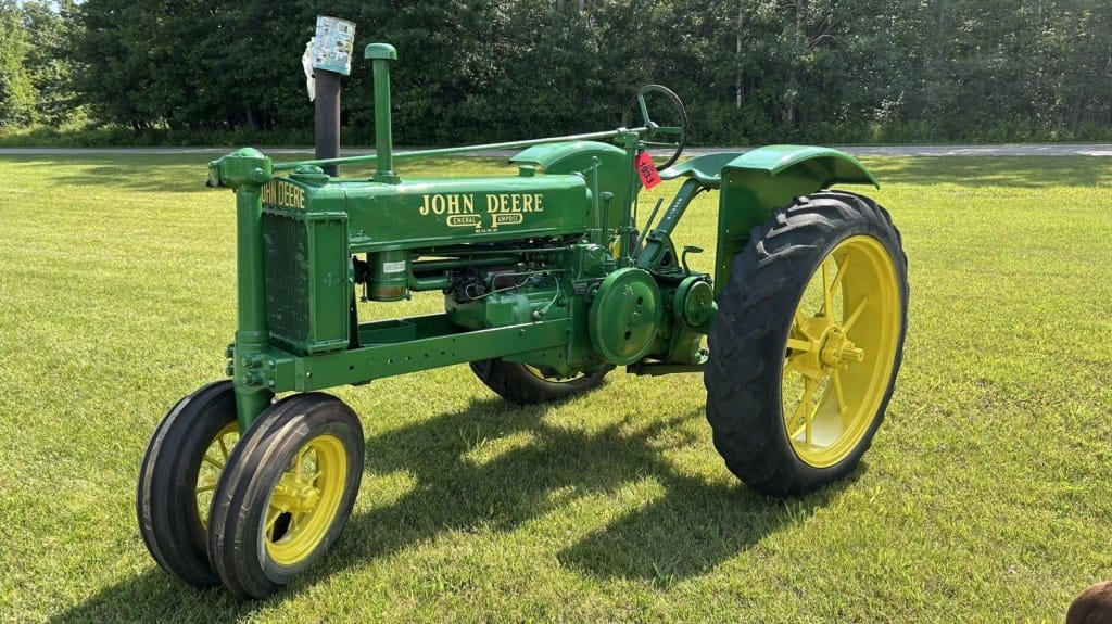 SOLD - 1937 John Deere B Lot No. 1933 Tractors with 17 HP