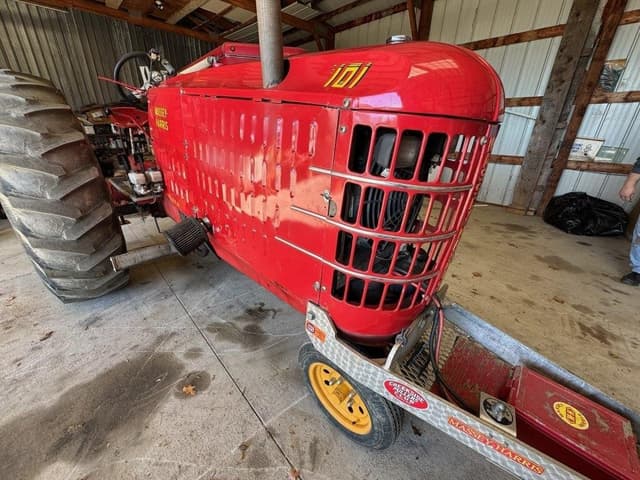 Image of Massey-Harris 101 equipment image 3