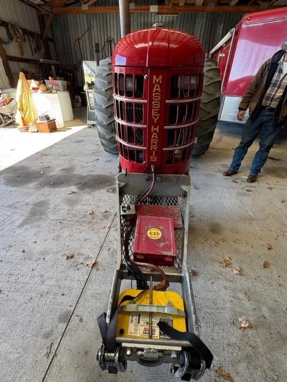 Image of Massey-Harris 101 equipment image 4