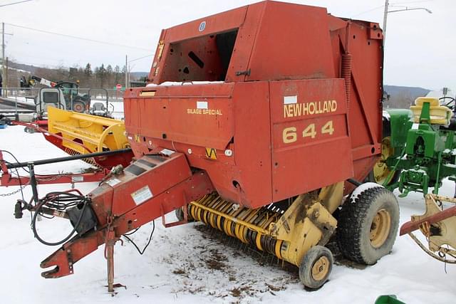 Image of New Holland 644 equipment image 2