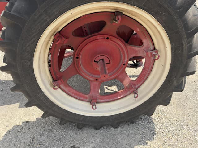 Image of Farmall H equipment image 1