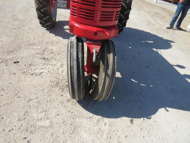 Image of International Harvester Farmall H equipment image 2