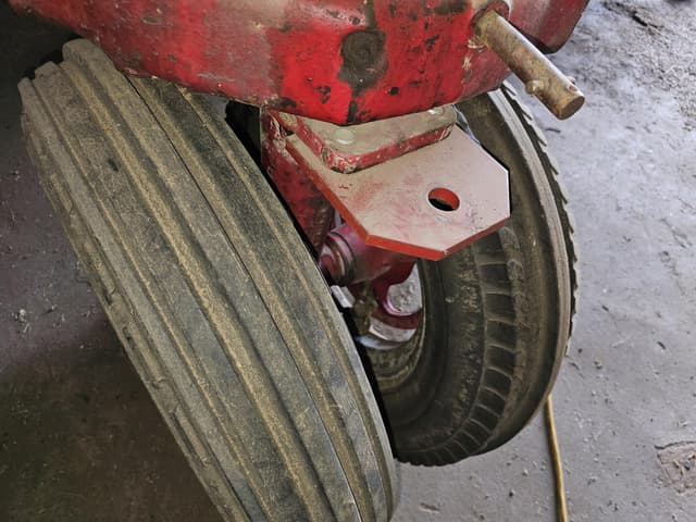 Image of International Harvester Farmall H equipment image 2