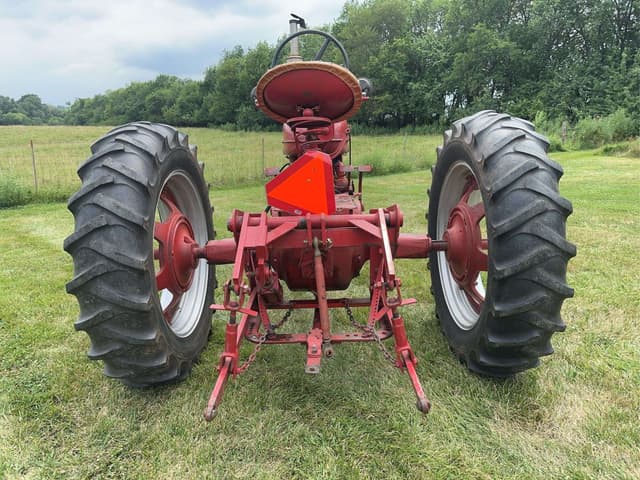 Image of Farmall M equipment image 4