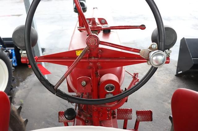 Image of International Harvester Farmall H equipment image 3