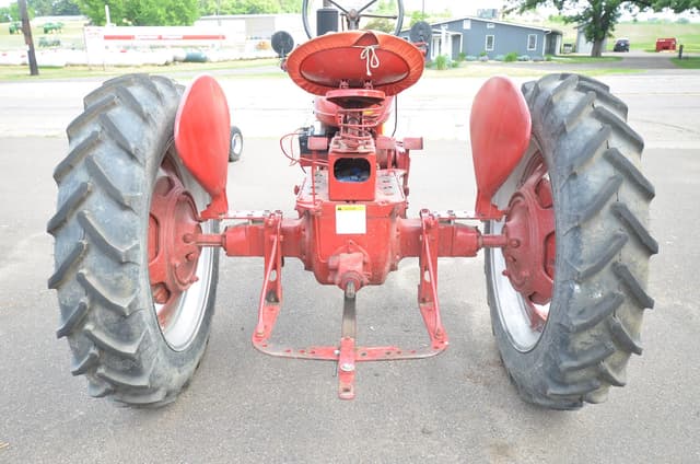 Image of Farmall H equipment image 3