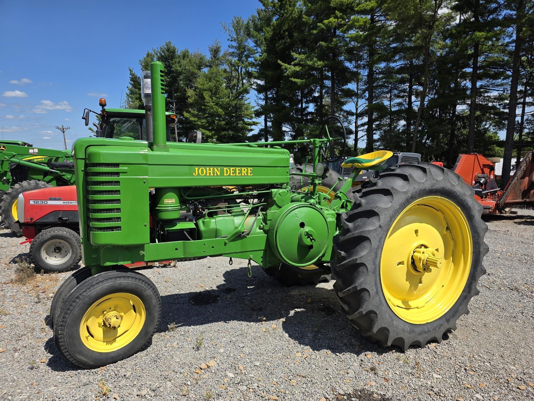 1942 John Deere GM Equipment Image0