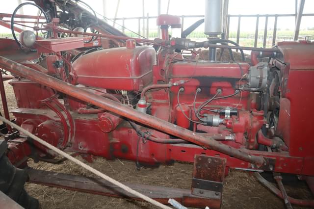 Image of Farmall M equipment image 2