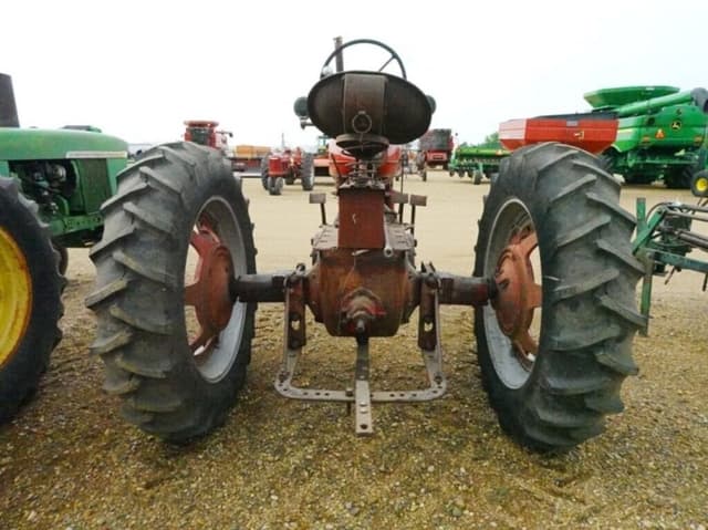 Image of Farmall M equipment image 2