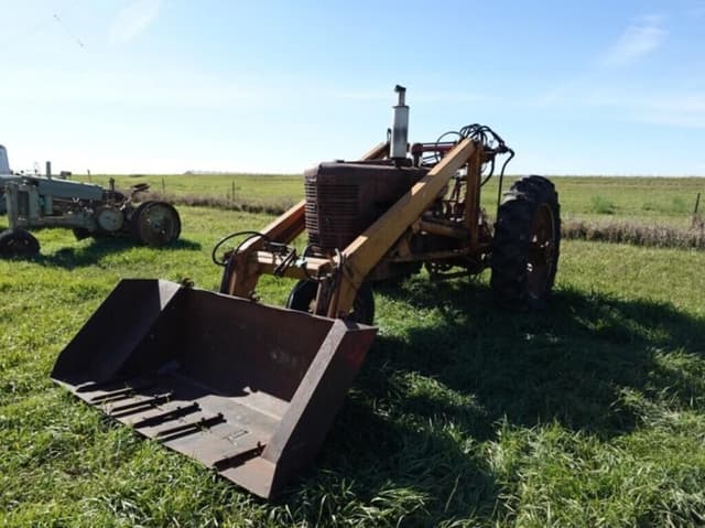 Image of Farmall M equipment image 1