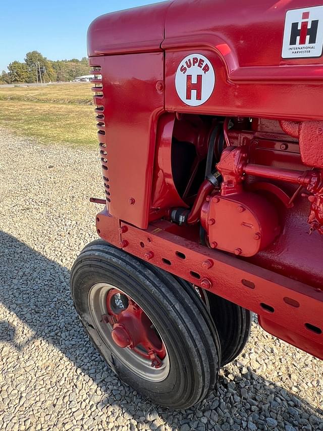 Image of Farmall Super H equipment image 2