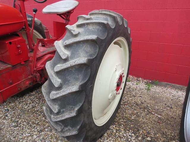 Image of Farmall M equipment image 4