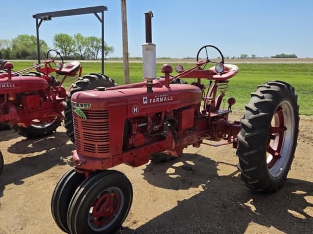 Image of Farmall H equipment image 2
