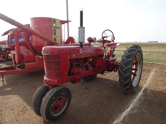 Image of Farmall H equipment image 1