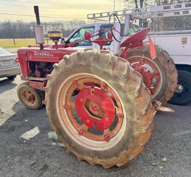 Image of Farmall H equipment image 2