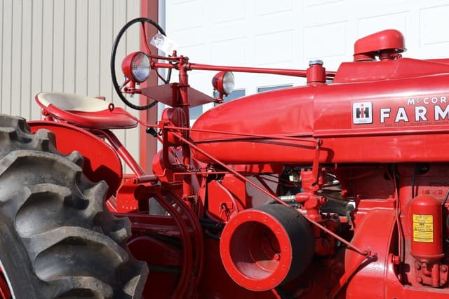 Image of Farmall M equipment image 4