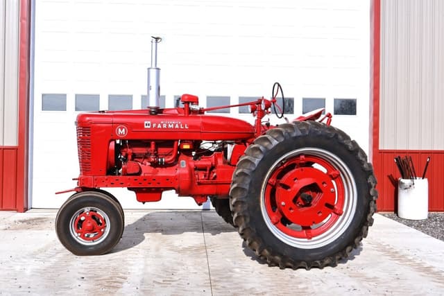 Image of Farmall M equipment image 1