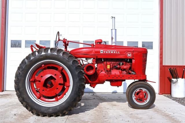 Image of Farmall M equipment image 2