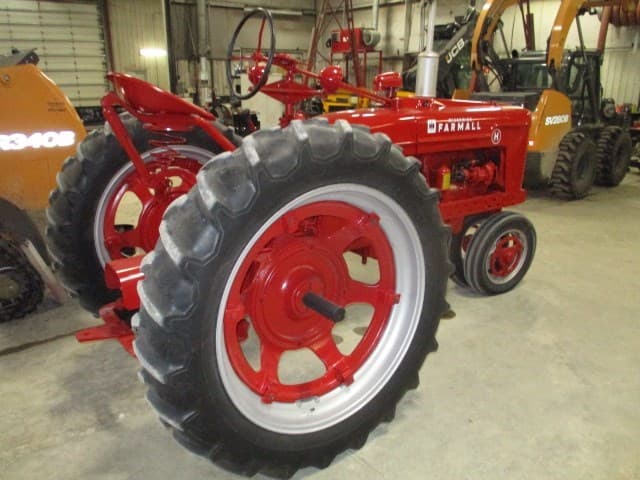 Image of International Harvester Farmall H equipment image 2