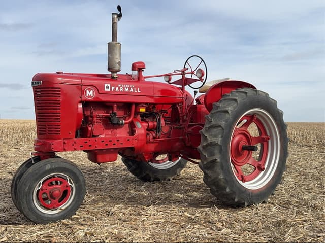 Image of Farmall M equipment image 1