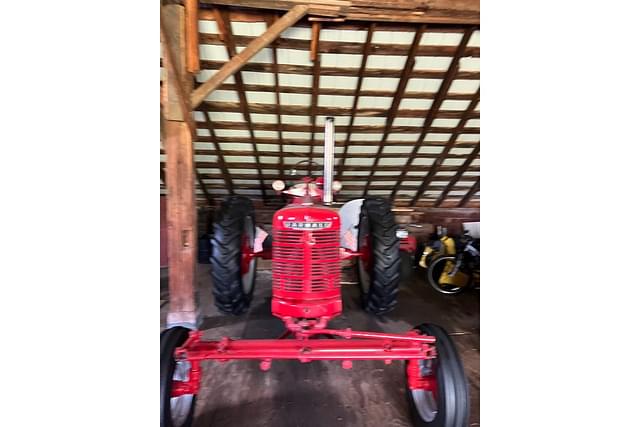 Image of International Harvester Farmall H equipment image 2