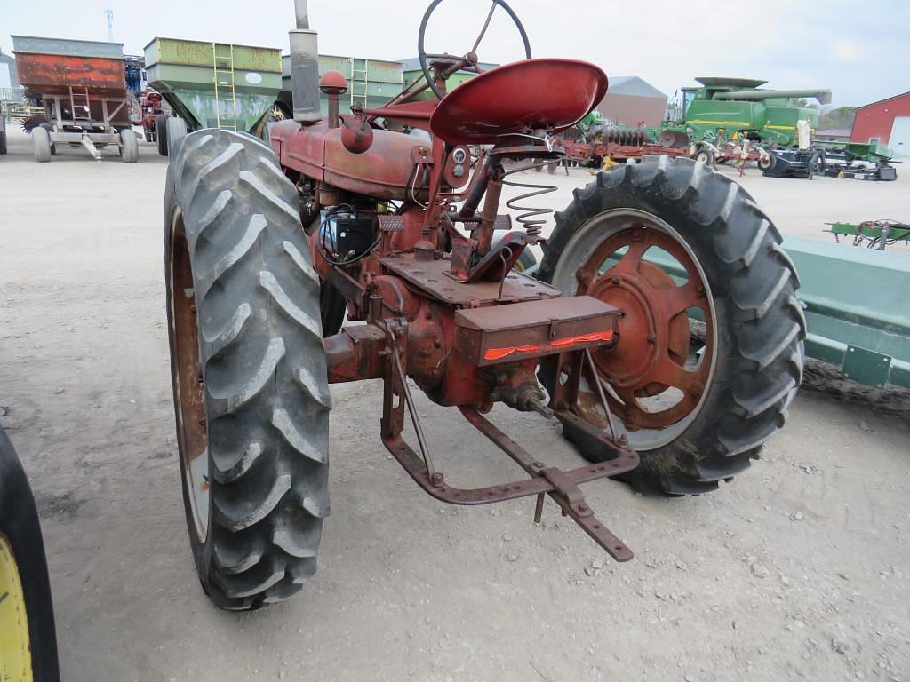 Image of International Harvester Farmall H Image 1