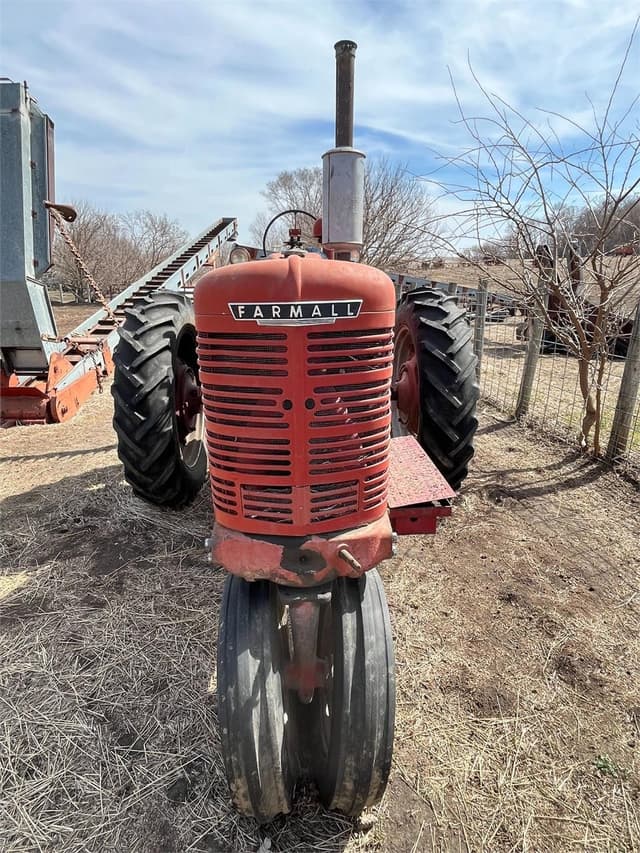 Image of Farmall M equipment image 1