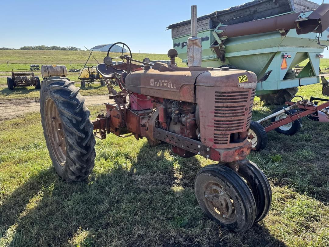 Image of Farmall M Image 0