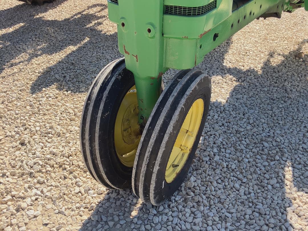 Image of John Deere B Image 1