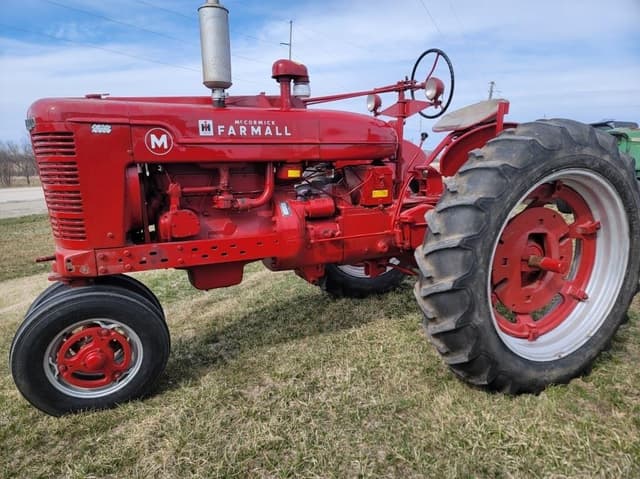 Image of Farmall M equipment image 1
