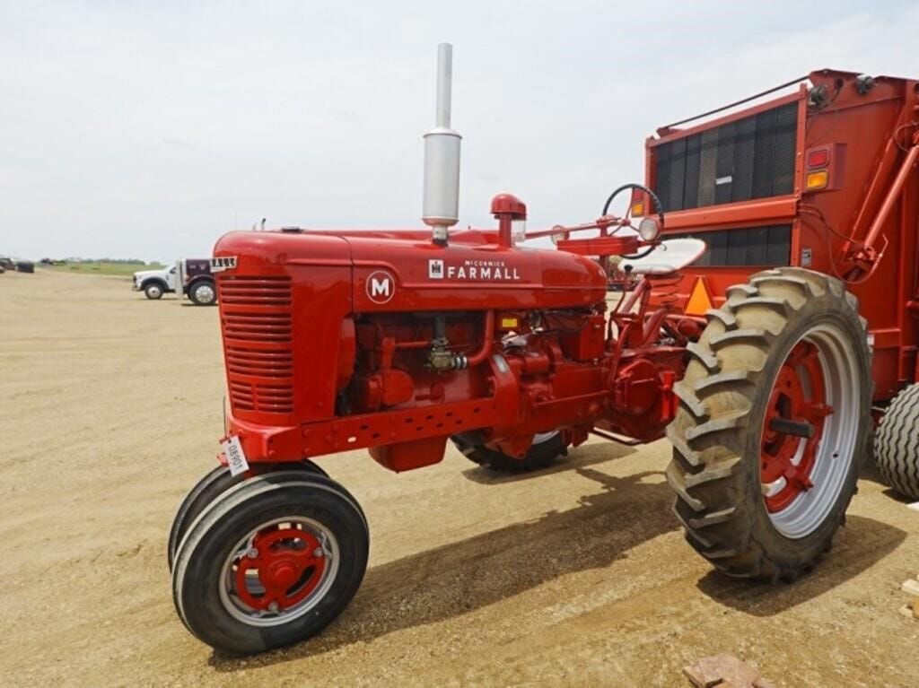 1950 Farmall M Equipment Image0
